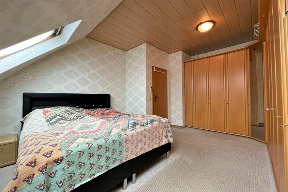 (13) Hier sehen Sie das erste und gr��te Schlafzimmer im DG Einfamilienhaus Bottrop / Eigen