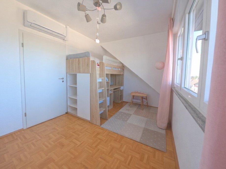 (17) Ein Blick in das Kinderzimmer auf der Geb�udevorderseite Dachgeschosswohnung Bottrop / Stadtmitte