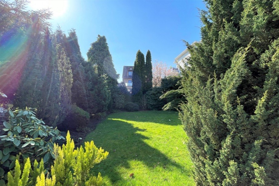 (50) Ein weiterer Blick auf die Gartenfl�chen auf dem hinteren Grundst�ck Zweifamilienhaus Bottrop / Batenbrock