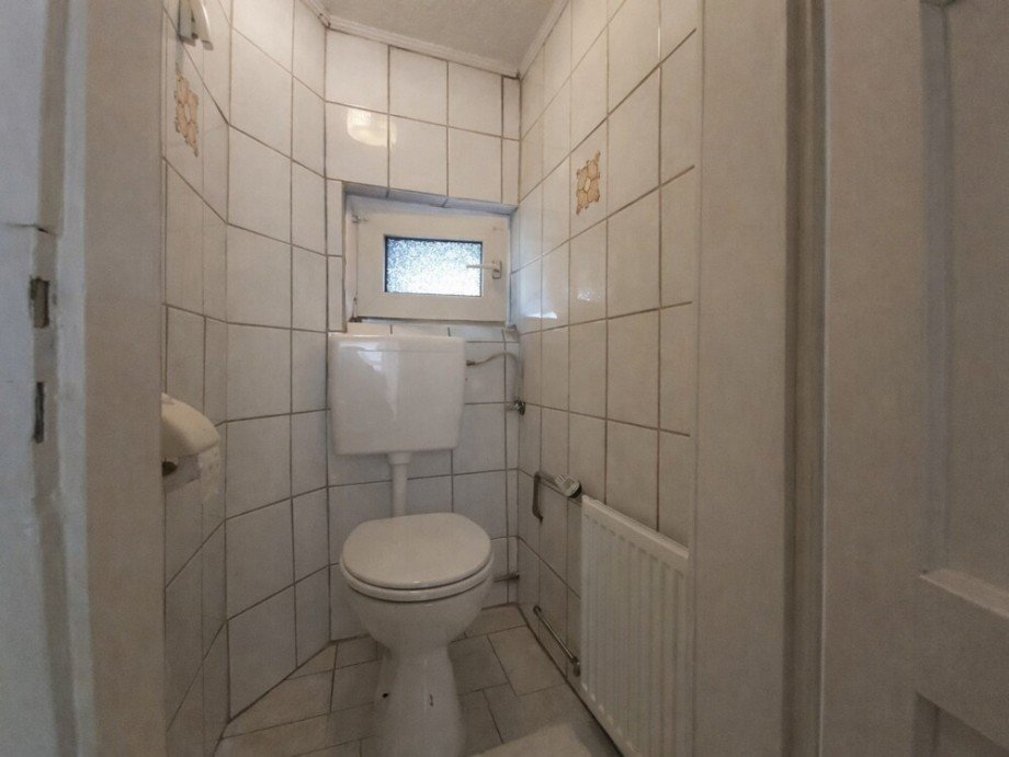 (11) Separiert zug�nglich befindet sich ebenfalls das WC im Anbaubereich Doppelhaush�lfte Bottrop / Stadtmitte