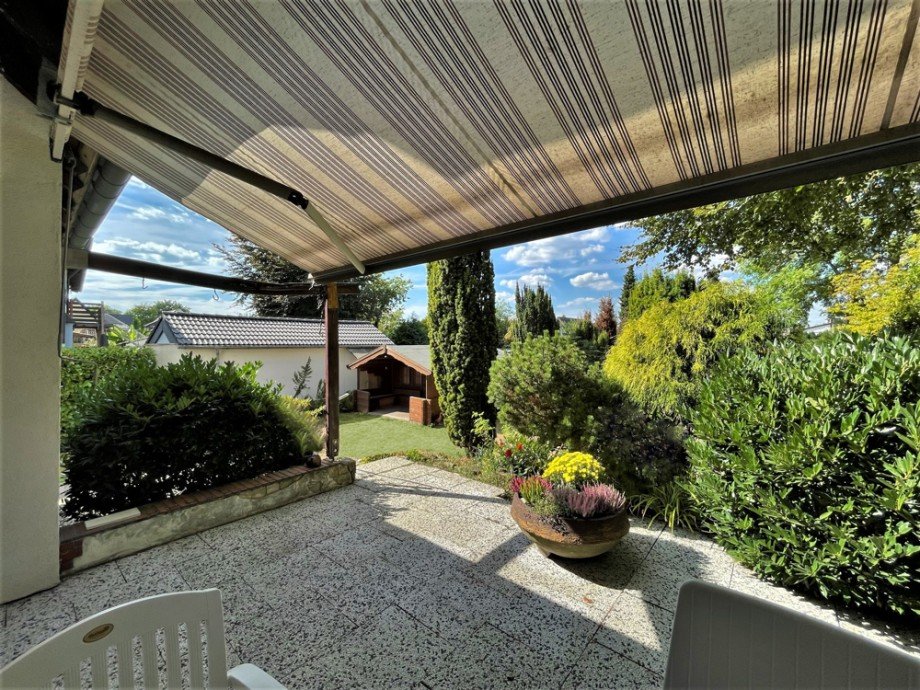 (11) Der Ausblick von der Terrasse in Richtung der Gartenfl�chen Einfamilienhaus Bottrop / Batenbrock