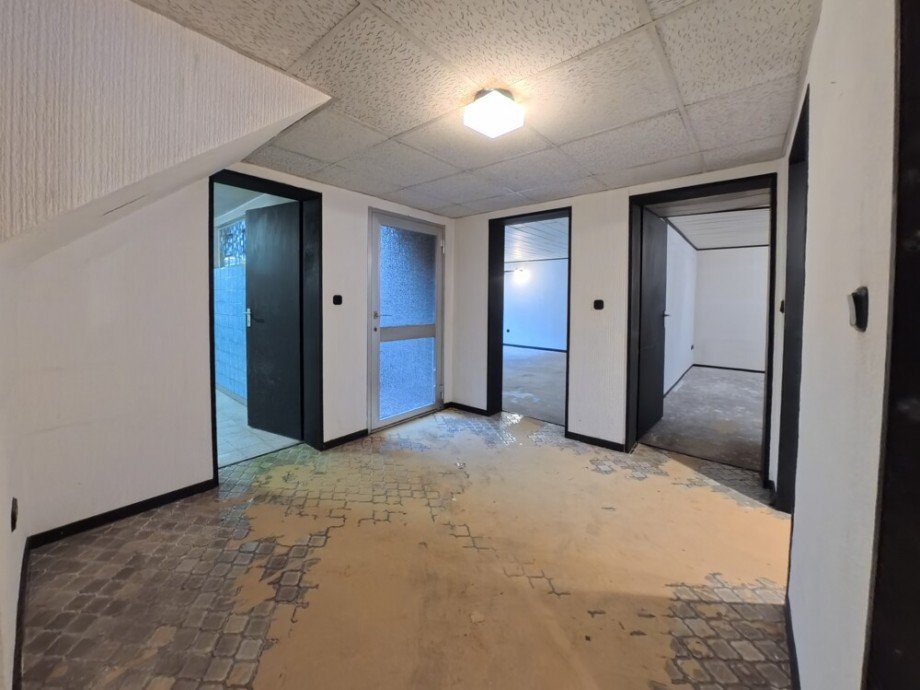 (24) Dieser separate Flurbereich ist u.a. �ber den Kellerabgang an der Terrasse zu erreichen Bungalow Bottrop / Welheim