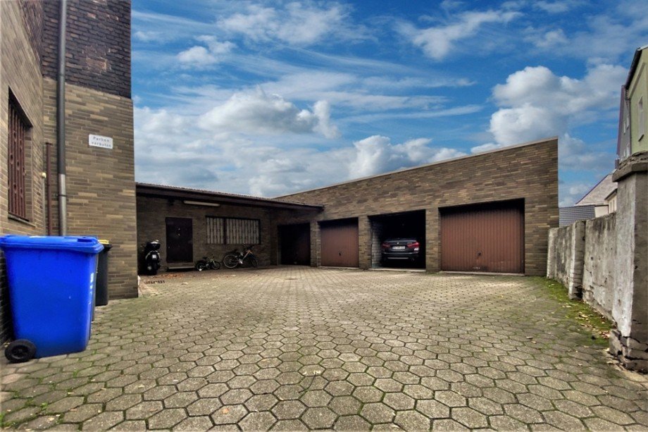 (2) Ein erster Blick auf den r�ckw�rtigen Garagenhof Mehrfamilienhaus Gladbeck / Brauck