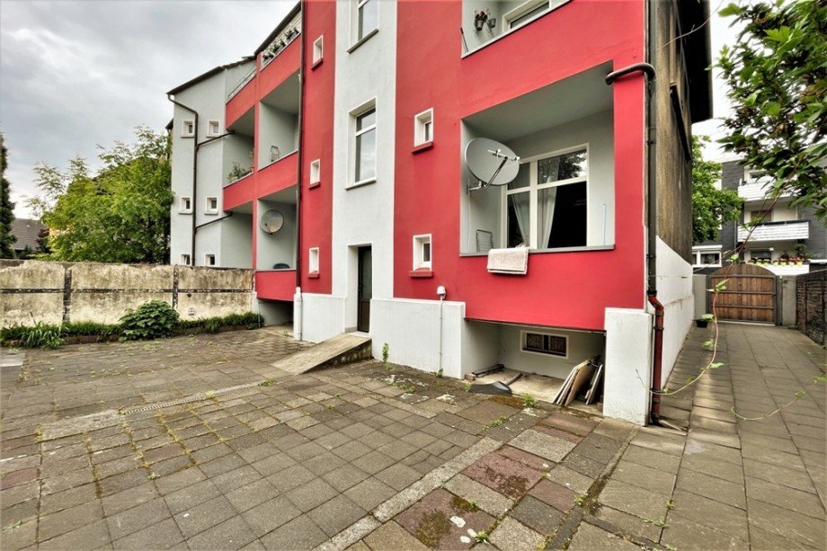 (4) Eine weitere R�ckansicht der linken Geb�udeseite Mehrfamilienhaus Bottrop / Batenbrock
