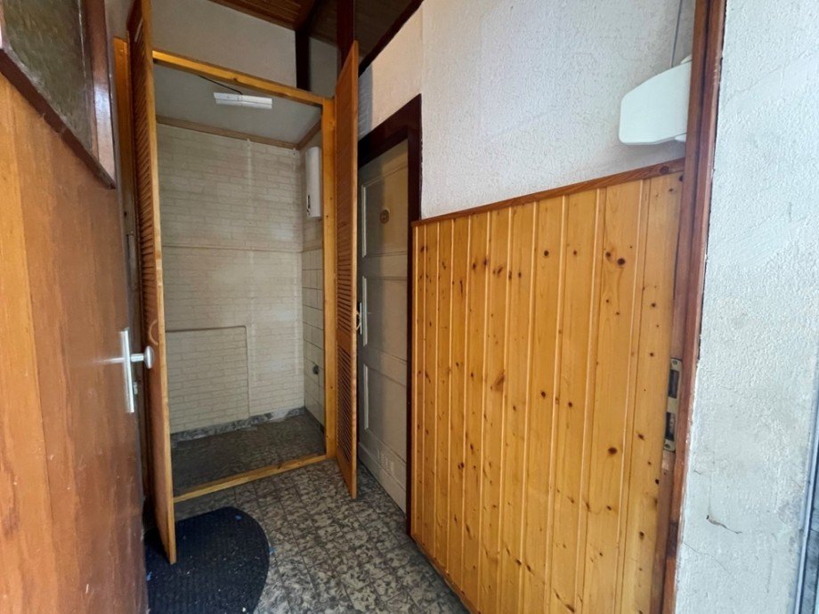 (9) Hier befindet sich zum einen eine Abstellkammer sowie der Zugang in das Badezimmer Reihenmittelhaus Oberhausen / Holten