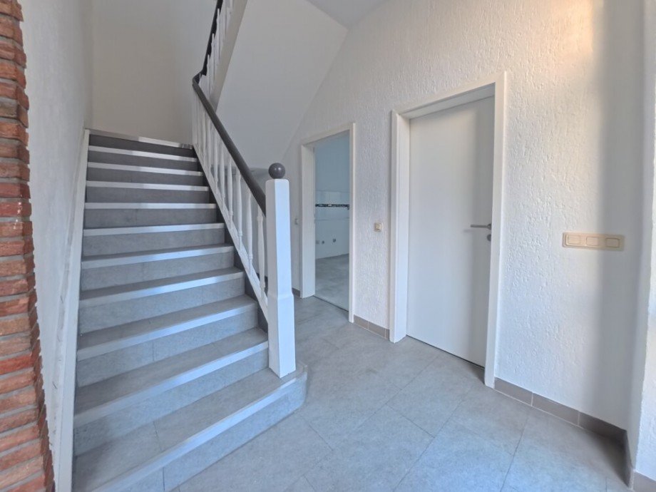 (9) Ein erster Einblick in den Hauseingangsbereich im Erdgeschoss Zweifamilienhaus Bottrop / Stadtmitte