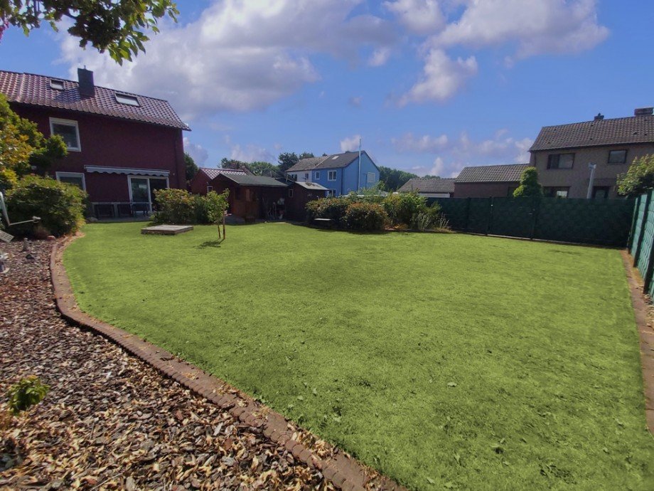 (11) Der weitl�ufige Garten aus einem weiteren Blickwinkel Doppelhaush�lfte Oberhausen / Osterfeld-Ost