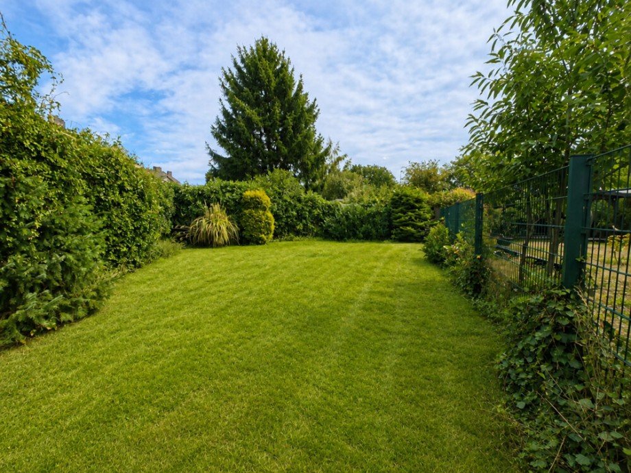 (12) Weiter geh�rt diese Gartenfl�che zu dem Angebot Reihenendhaus Bottrop / Eigen
