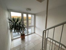 (6) Der Weg durch das gemeinschaftliche Treppenhaus hinauf in das 4.OG iTH: Wohnen �ber den D�chern - lichtdurchflutete 4,5-Zimmer-ETW mit Kamin, Balkon & Garage