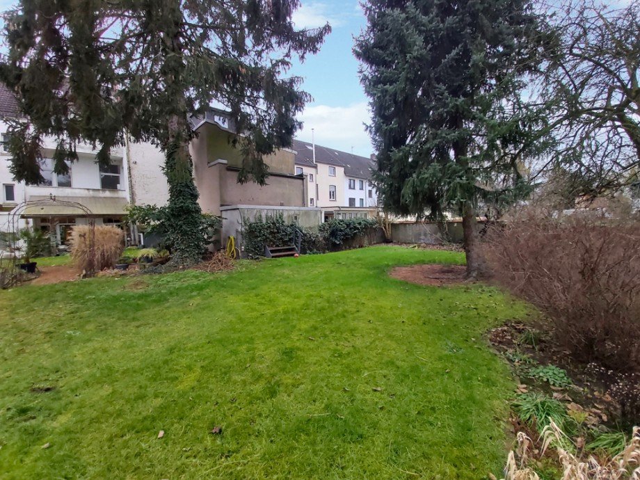 (36) Das Grundst�ck verl�uft L-f�rmig r�ckseitig entlang des Nachbargrundst�ckes Mehrfamilienhaus M�lheim an der Ruhr / Speldorf