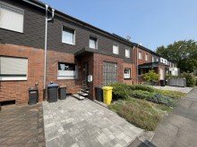 (2) Ein Blick auf die Geb�udevorderseite und den Hauseingangsbereich *VERKAUFT*