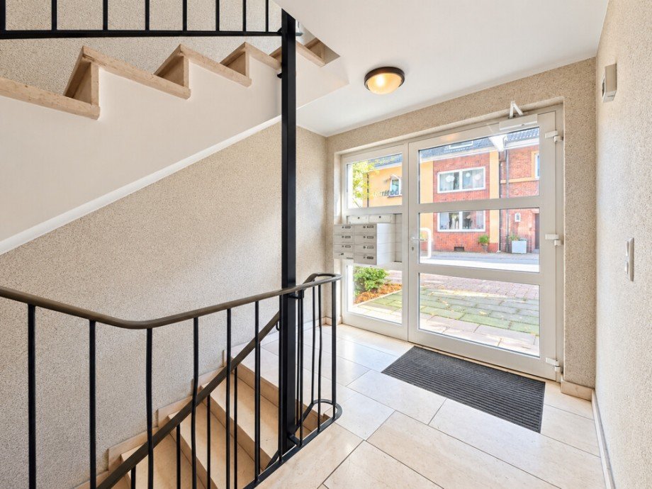 (4) Der Hauseingangsbereich aus dem Geb�udeinneren Etagenwohnung Bottrop / Stadtmitte