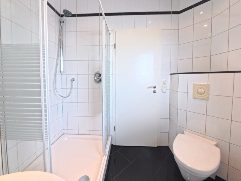 (11) Das G�ste-WC ist mit einer separaten Dusche ausgestattet Penthousewohnung Bottrop / Bottrop-Vonderort
