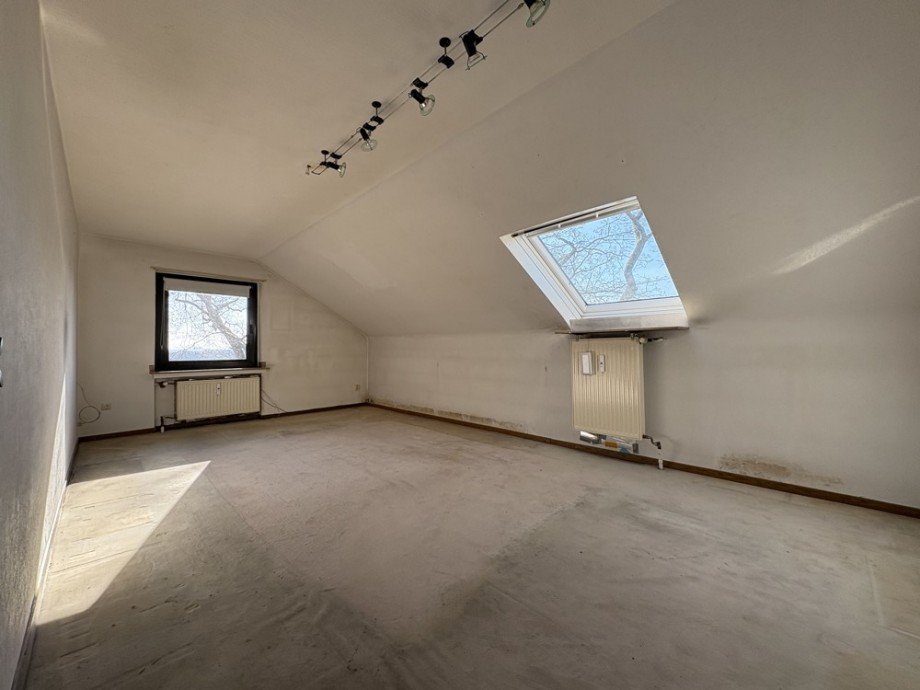 (20) Ein Blick in das ger�umige Wohn- und Esszimmer im Dachgeschoss Haus Bottrop / Vonderort