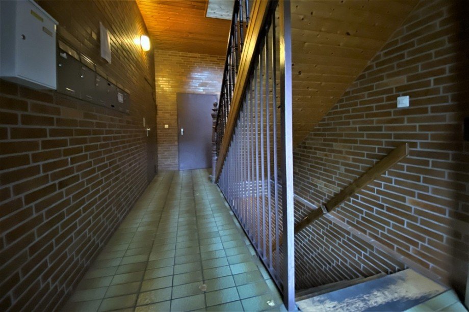 (7) Der gemeinschaftliche Hauseingangsbereich im Erdgeschoss Mehrfamilienhaus Gladbeck / Brauck