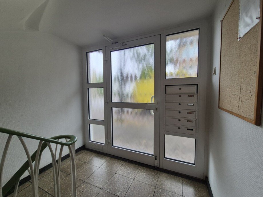 (3) Der gemeinschaftliche Eingangsbereich im Erdgeschoss Etagenwohnung Bottrop / Stadtmitte