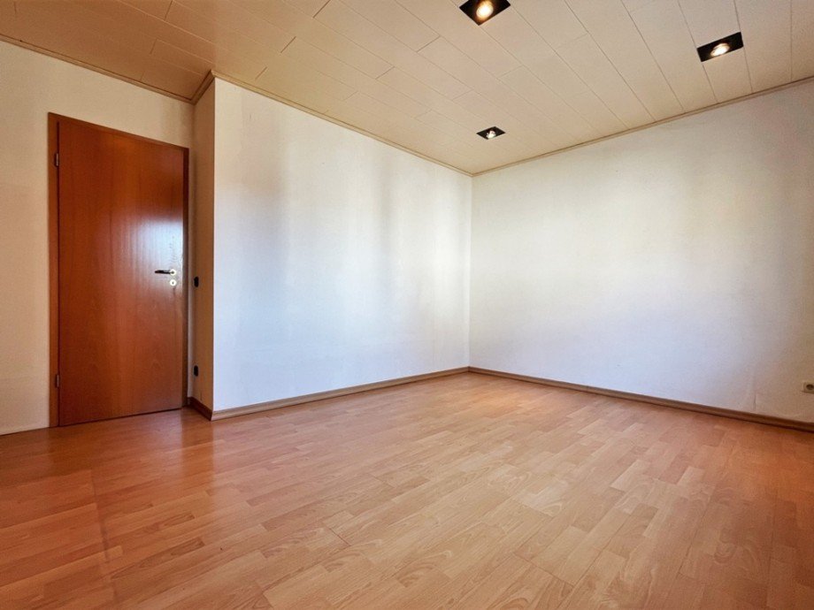 (6) Ein erster Blick in das ger�umige Schlafzimmer Erdgeschosswohnung Oberhausen / Schwarze Heide
