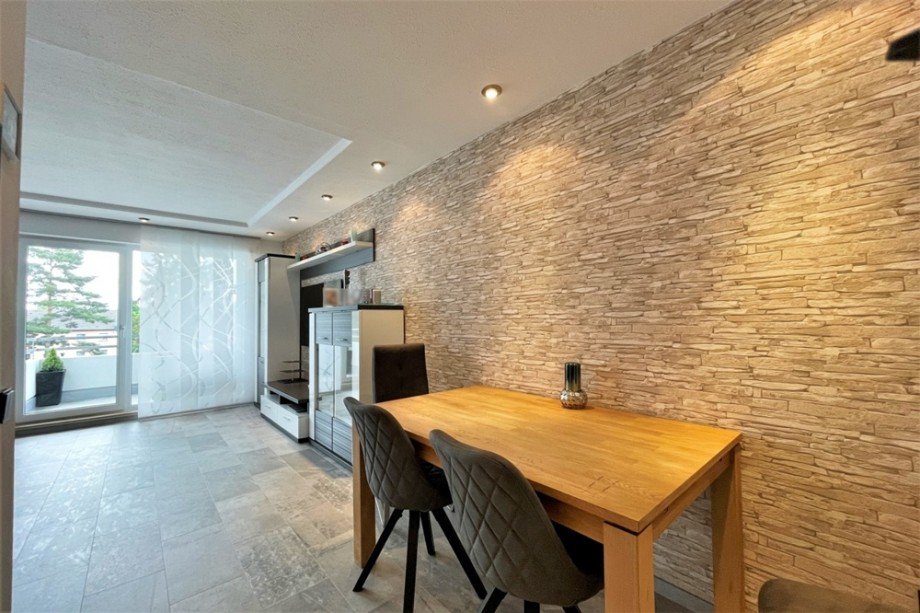 (12) Hier er�ffnet sich Ihnen das ger�umige Wohn- und Esszimmer mit Zugang auf den Balkon Etagenwohnung Bottrop / Stadtmitte