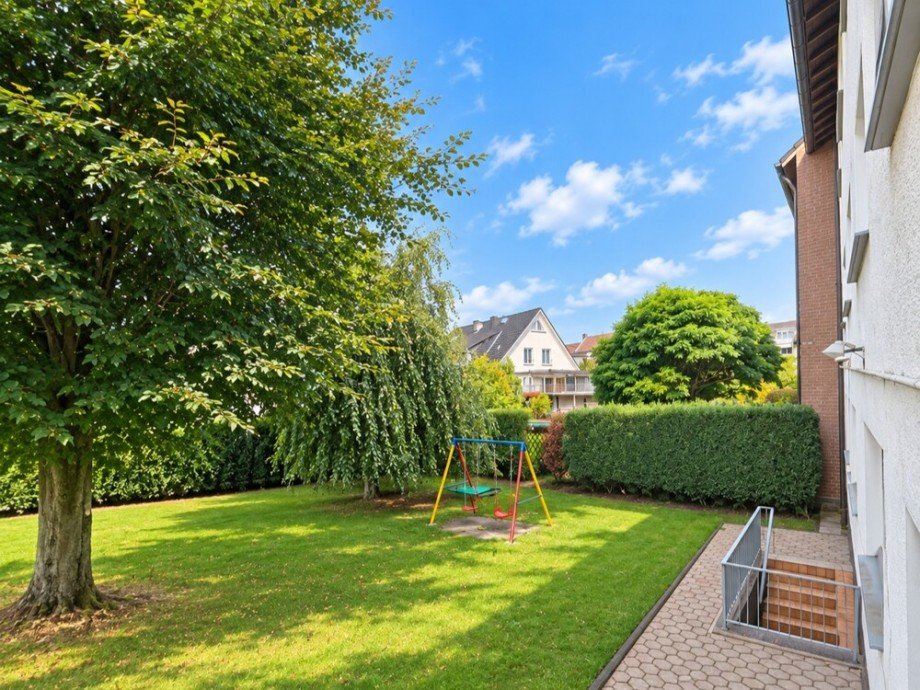 (18) Hier ein Blick aus dem Obergeschoss auf den r�ckseitigen Gemeinschaftsgarten Etagenwohnung Bottrop / Batenbrock