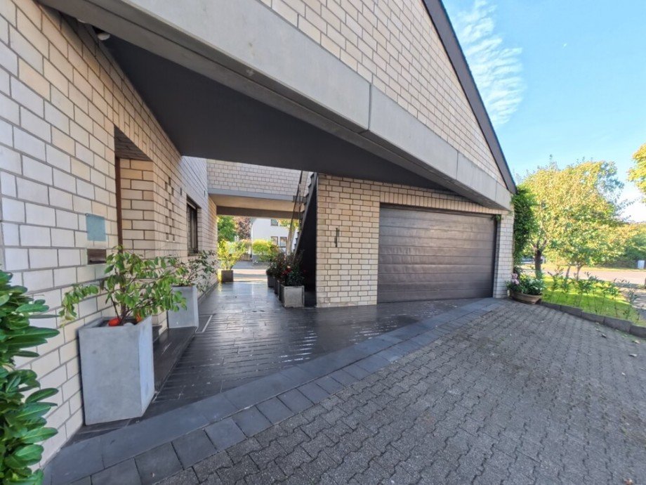 (4) Ein Blick auf den Hauseingangsbereich und die Garagenzufahrt Erdgeschosswohnung Bottrop / Stadtmitte