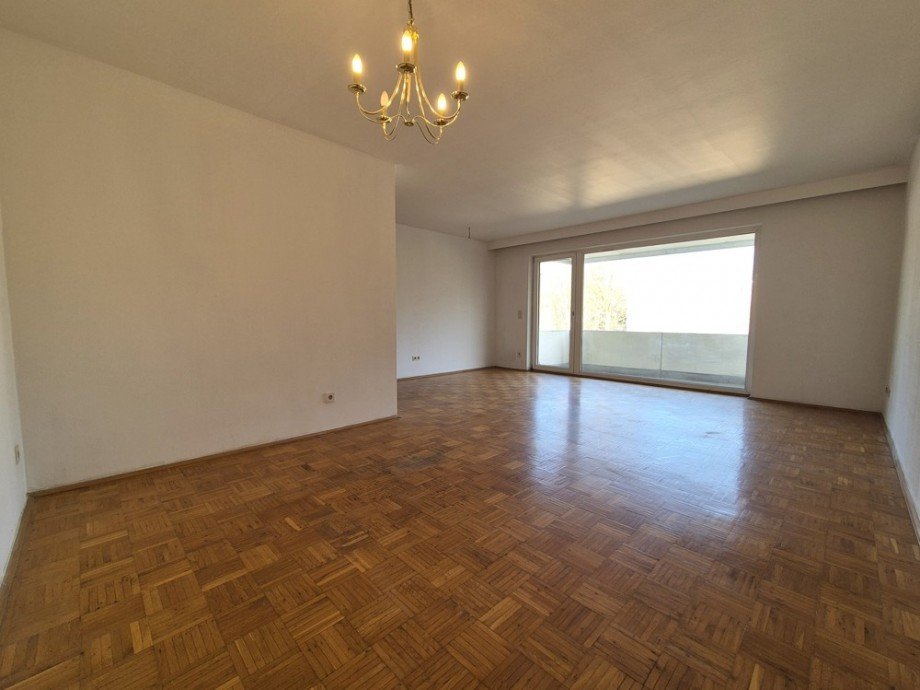 (9) Das Wohnzimmer bietet Ihnen die M�glichkeit einen separaten Essbereich zu realisieren Etagenwohnung Gladbeck