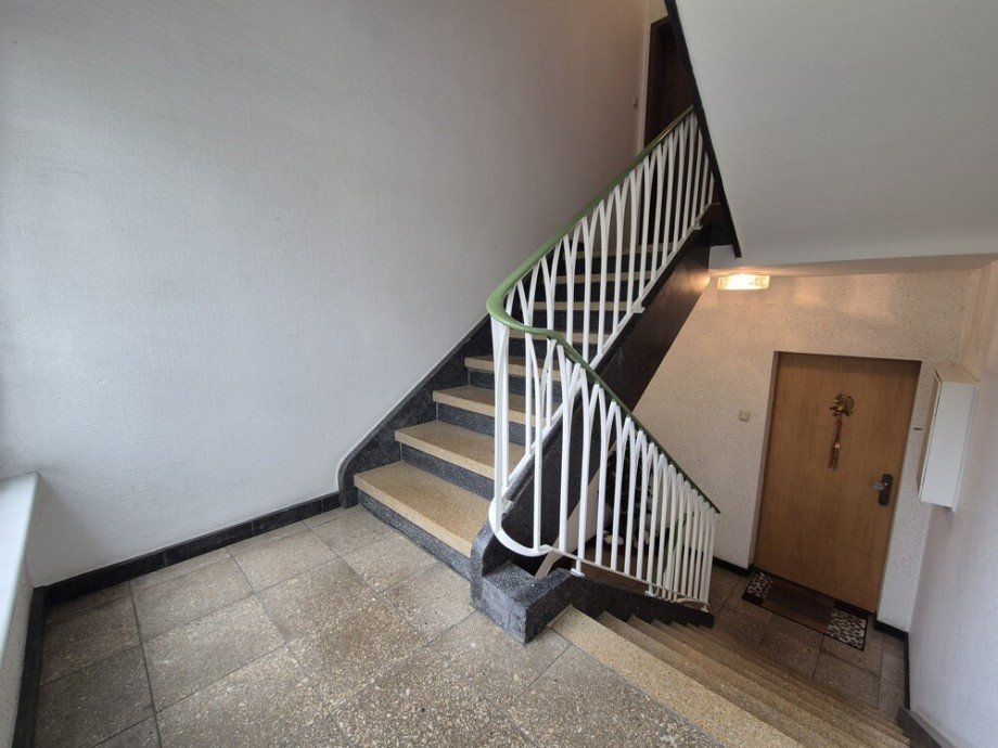 (4) Das gepflegte Treppenhaus f�hrt Sie hinauf zum Wohnungseingang im 2. Obergeschoss Etagenwohnung Bottrop / Stadtmitte