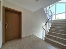 (6) Der Wohnungseingang im 1. Obergeschoss (rechts) *VERKAUFT*