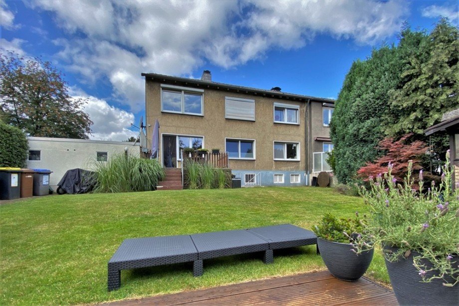 (4) Eine erste R�ckansicht der Immobilie Zweifamilienhaus Bottrop / Fuhlenbrock