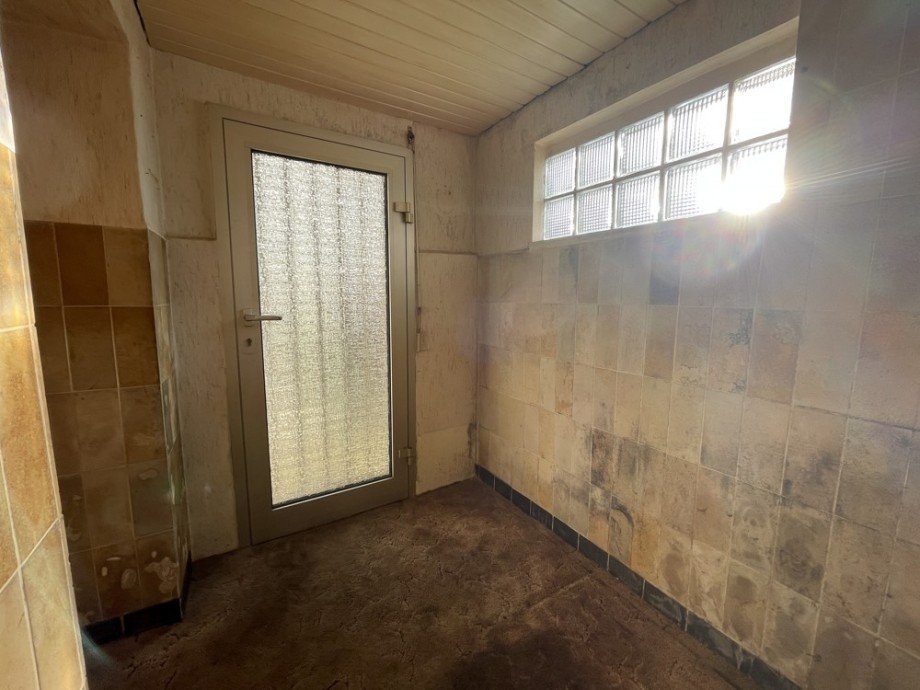 (12) Auf der Geb�uder�ckseite befindet sich ein weiterer Flurbereich mit Zugang in den Garten Reihenendhaus Bottrop / Fuhlenbrock