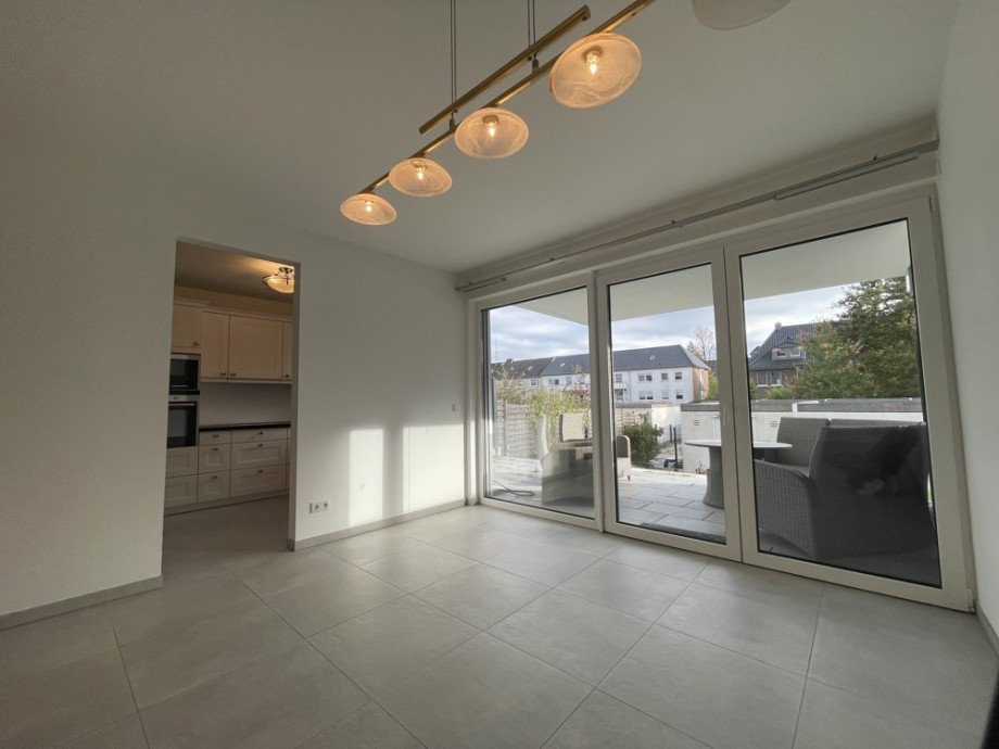 (18) Neben der K�che befindet sich ein Ausgang auf die Terrasse und in den Garten Erdgeschosswohnung Bottrop