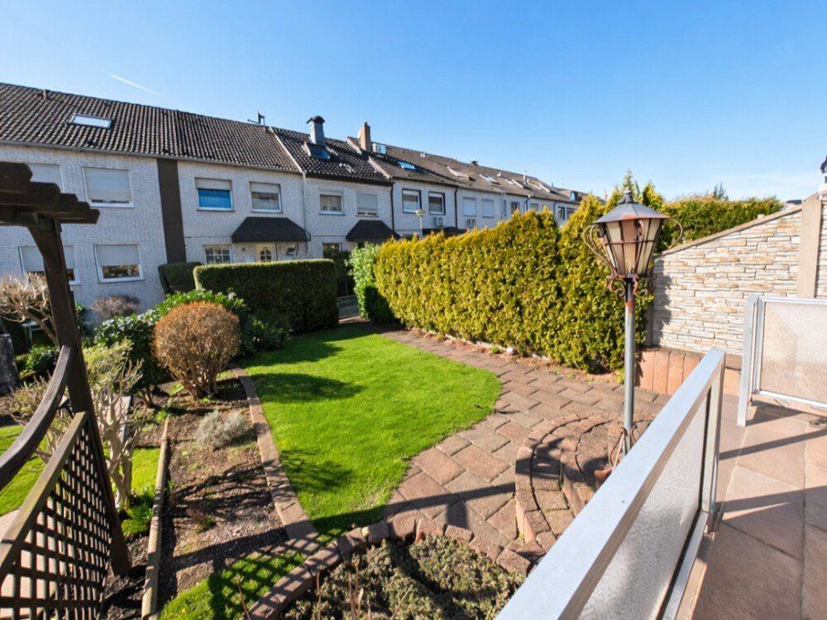 (12) Der Ausblick von der Terrasse in den r�ckw�rtigen Garten Reihenmittelhaus Oberhausen / Tackenberg