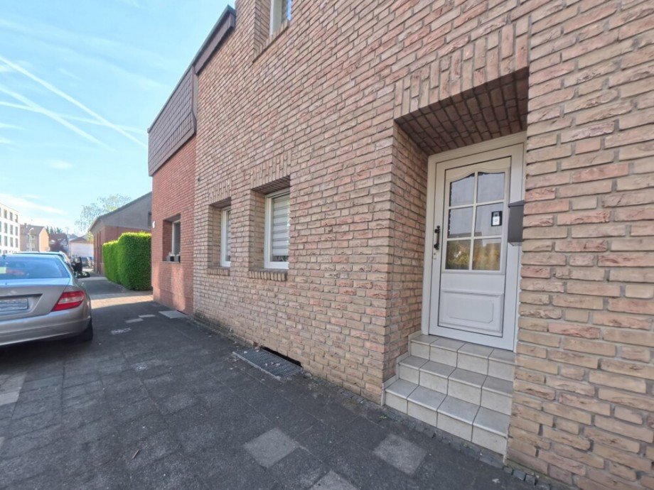 (3) Der Hauseingangsbereich befindet sich ebenfalls auf der Vorderseite Reihenmittelhaus Bottrop / Fuhlenbrock