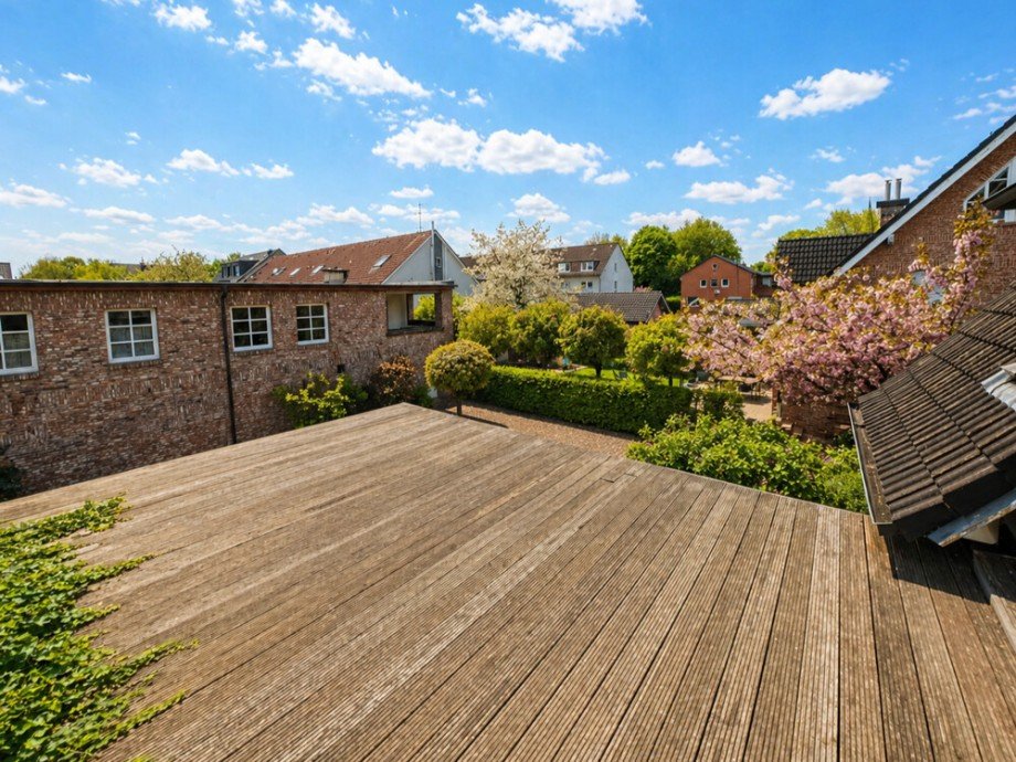 (23) Auf dem r�ckseitigen Anbaubereich wurde diese potenzielle Terrassenfl�che errichtet Einfamilienhaus Bottrop / Stadmitte