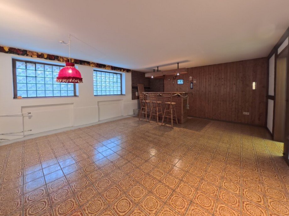 (35) Weiterhin befindet sich im Kellergeschoss eine ger�umige Kellerbar bzw. ein Hobbyraum Reihenendhaus Bottrop / Stadtmitte