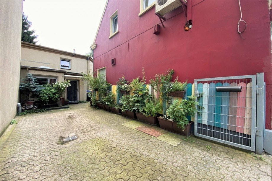 (25) Die Einfahrt und der Zugang zum Hinterhaus Haus Bottrop / Stadtmitte
