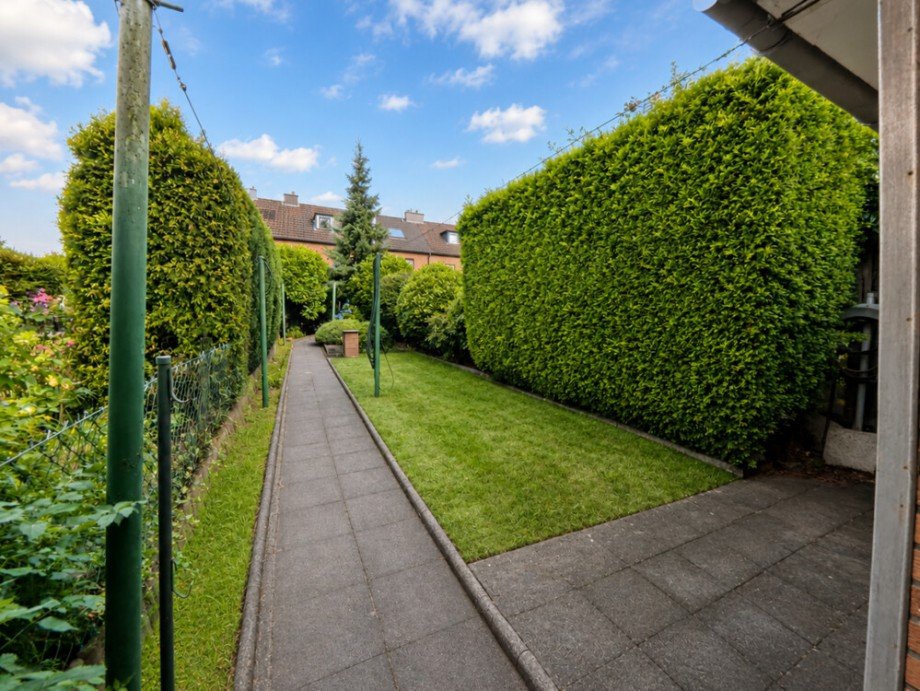 (31) Der Blick von der Garage in Richtung der Immobilie Reihenmittelhaus Bottrop / Batenbrock
