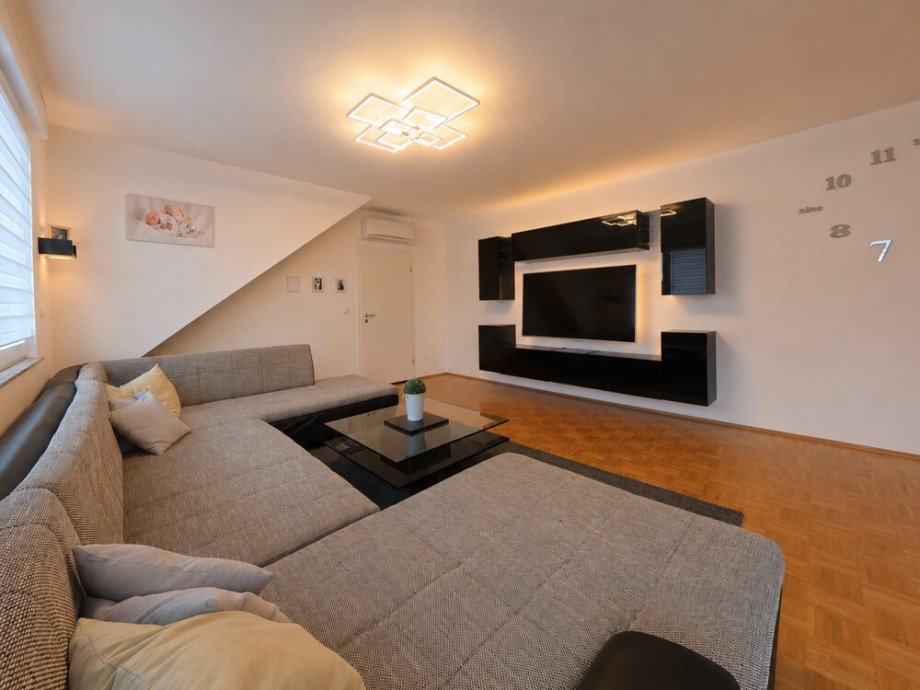 (14) Der Wohnbereich aus einer anderen Perspektive Dachgeschosswohnung Bottrop / Stadtmitte