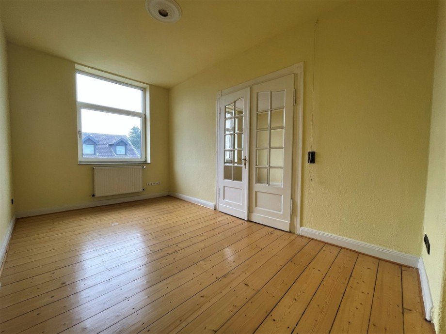 (25) Der angrenzende Wohn- oder Schlafraum ebenfalls auf der Geb�udevorderseite Mehrfamilienhaus M�lheim an der Ruhr / Speldorf