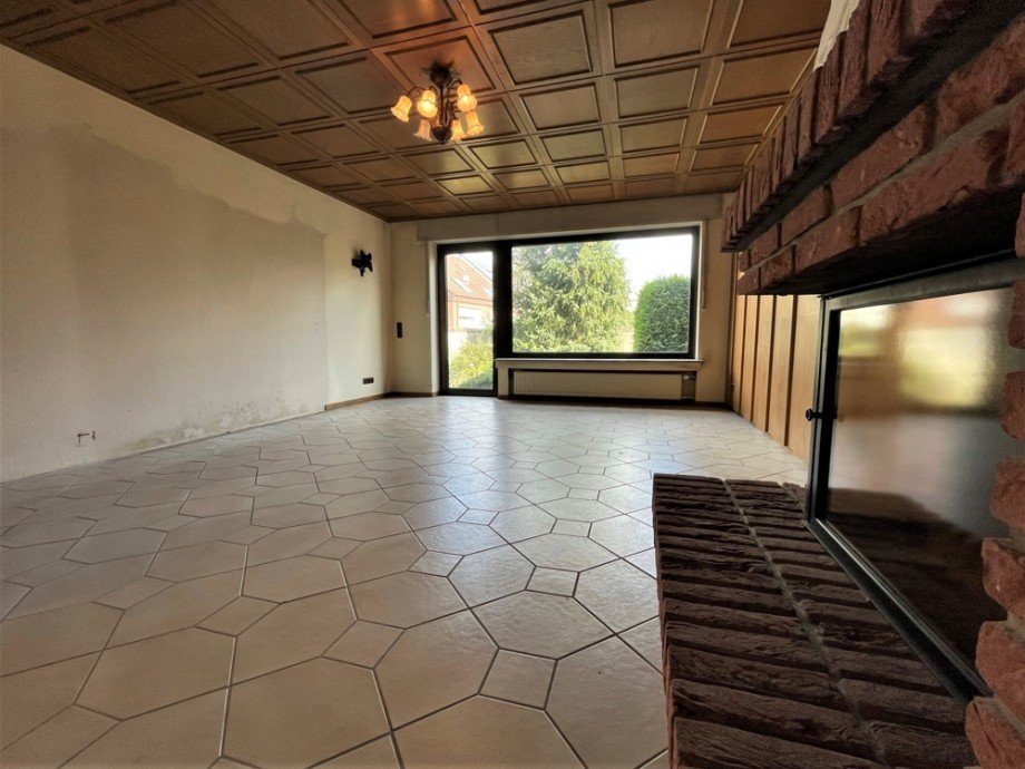 (7) Hier ein erster Einblick in das gro�z�gige Kaminwohnzimmer Reiheneckhaus Bottrop / Fuhlenbrock