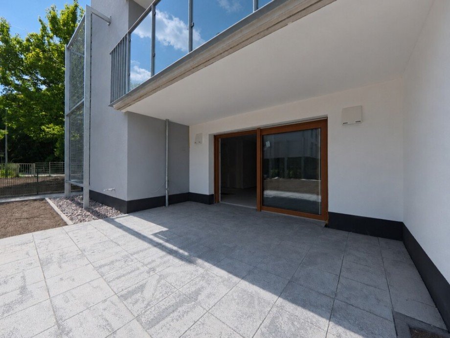 (15) Hier betreten wir die einladende Terrassenfl�che auf der Geb�uder�ckseite Erdgeschosswohnung Oberhausen / Klosterhardt-Nord