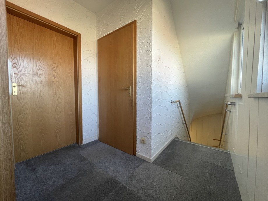 (19) Der Hausflurbereich im ersten Obergeschoss Reihenendhaus Bottrop