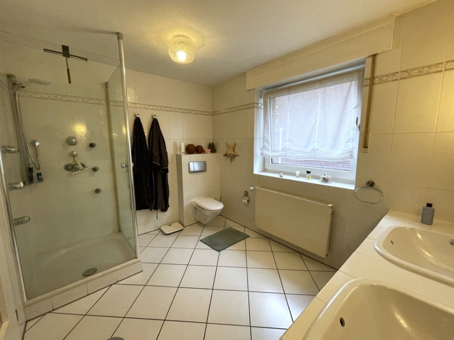 (19) Das Badezimmer im 1. OG befindet sich mittig zwischen den Schlafzimmern Reiheneckhaus Bottrop / Eigen