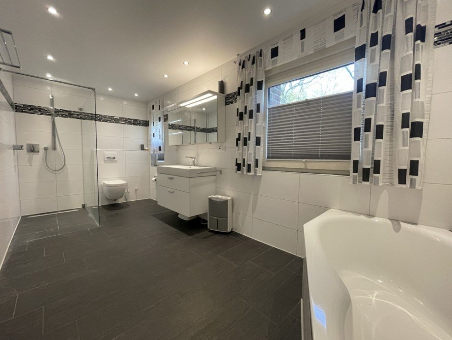 (10) Das besonders ger�umige Hauptbadezimmer befindet sich ebenfalls im Erdgeschoss Einfamilienhaus Bottrop / Eigen