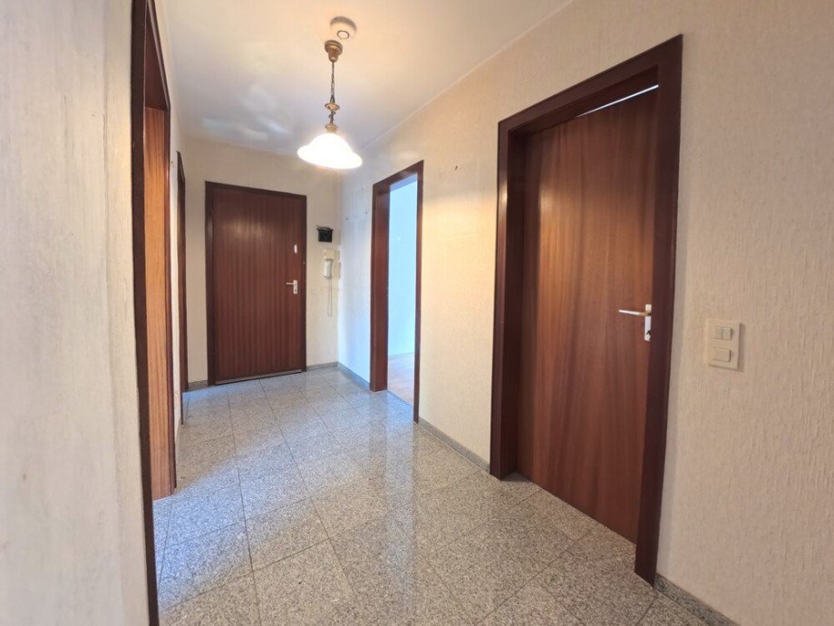 (7) Der Wohnungsflur verbindet s�mtliche R�umlichkeiten der Wohnung Erdgeschosswohnung Oberhausen / Altstadt-Mitte