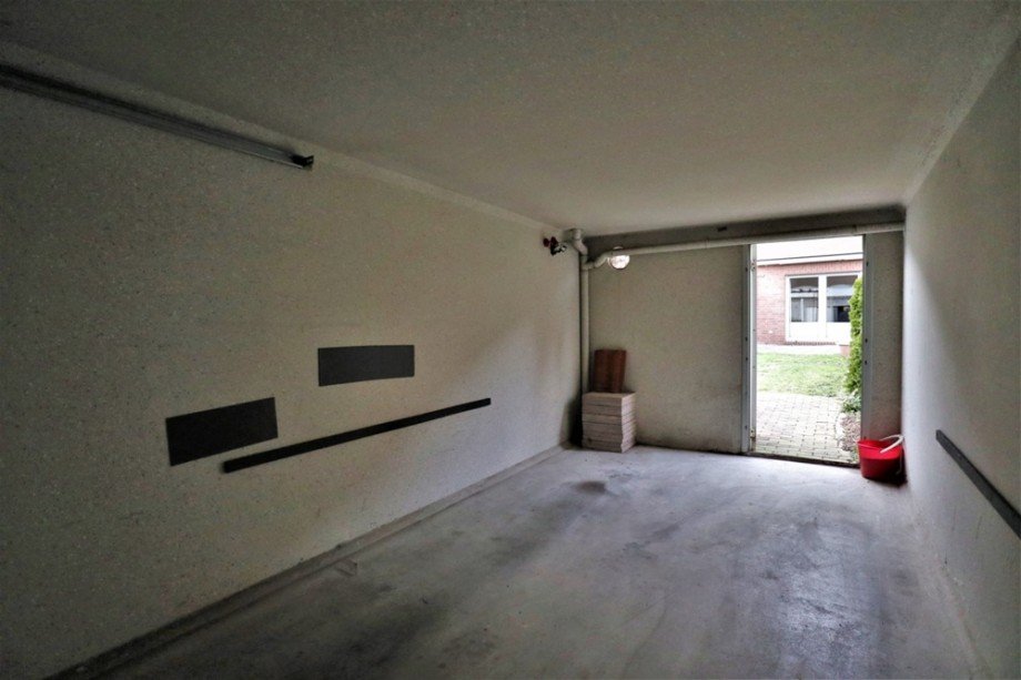 (24) Zur Immobilie geh�rt unter anderem eine PKW Garage Reihenmittelhaus Essen / Altenessen-Nord