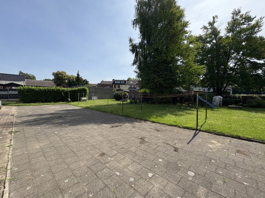 (4) Zu den Immobilien geh�ren gro�z�gige Gartenfl�chen (in gemeinschaftlicher Nutzung) Mehrfamilienhaus Bottrop / Batenbrock