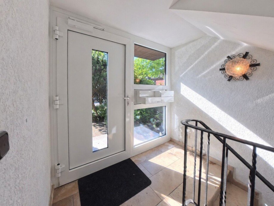 (4) Der Hauseingangsbereich aus dem Geb�udeinneren Etagenwohnung Bottrop / Fuhlenbrock