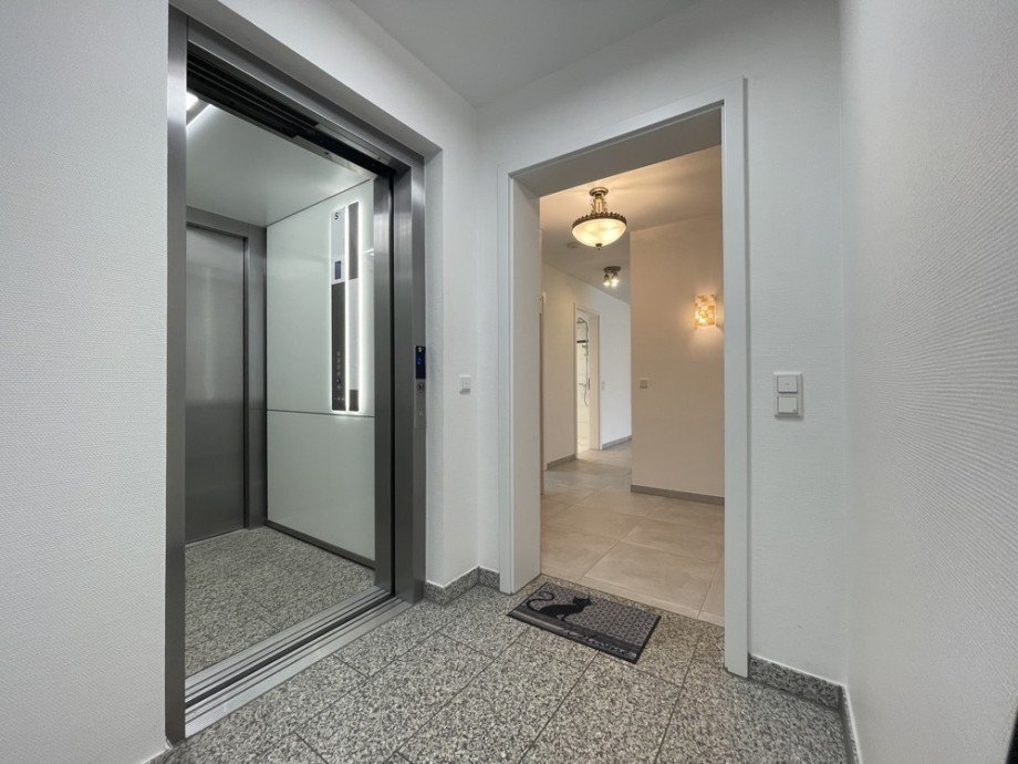 (5) Der Wohnungseingang befindet sich in der Hochpaterre unmittelbar neben dem Aufzug Erdgeschosswohnung Bottrop