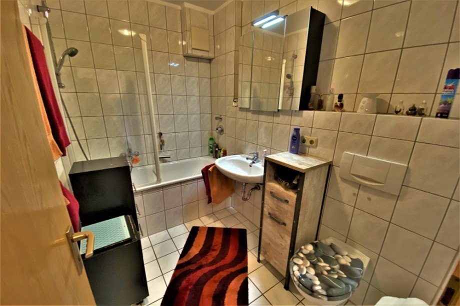 (9) Das Wannenbadezimmer der Wohnung Etagenwohnung Bottrop / Bottrop-Vonderort