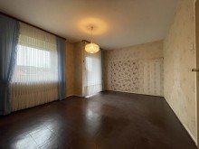 (16) Hier ein erster Blick in einen der beiden Schlafr�ume auf dieser Etage *VERKAUFT*